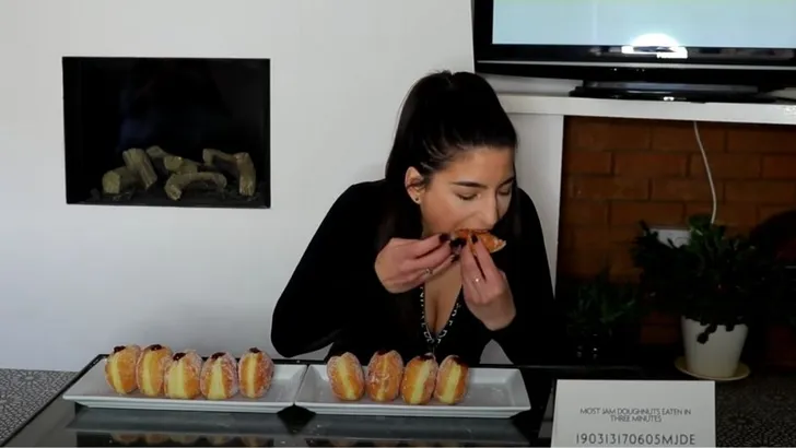 Vrouw eet 10 donuts in 3 minuten en verbreekt daarmee wereldrecord (+video) 