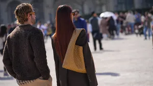 Een man en vrouw op straat tijdens Paris Fashion Week