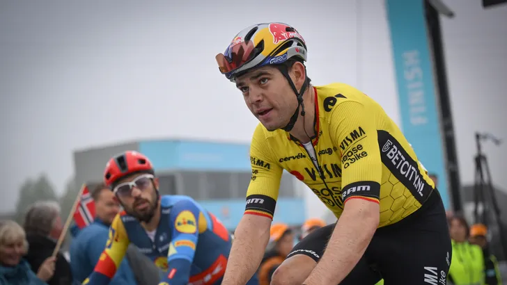 wout van aert kijkt in lens