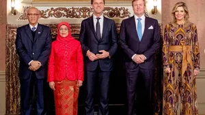 Zien: Máxima weer in een jumpsuit tijdens regeringsdiner