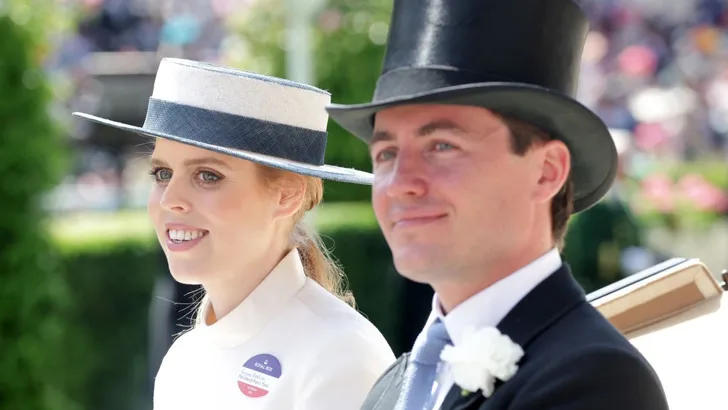 Prinses Beatrice wint ook dag 2 van Ascot, met haar boater!