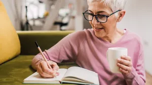 Vrouw aan het schrijven in haar notitieboek