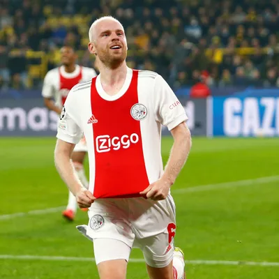 Ook van Ajacied Davy Klaassen trog- gelt Stan T. een shirt af, zogenaamd voor het goede doel.