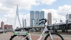 De stekker kan de prullenbak in: deze nieuwe elektrische fiets rijdt oneindig door zonder ooit op te laden