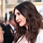 Carice van Houten op podium Emmy Awards