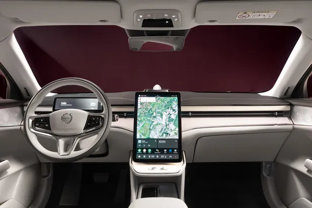 Groot centraal touchscreen in het interieur van de Volvo ES90