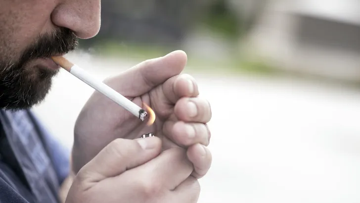 Deskundigen waarschuwen: ‘Roken kan je penis doen krimpen’