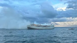 Autovrachtschip in lichterlaaie boven Ameland 