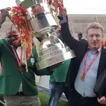 De Zimbabwaanse Supercup is binnen. Rechts de trotse FC Platinum-coach Pieter de Jongh.