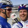 Video | Letterlijk een kermiskoers: trainingsgroepje van o.a. Yves Lampaert vermaakt zich in botsautootjes
