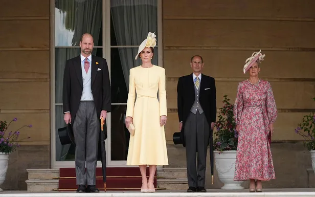 William en Kate aan de linkerkant en de hertog en hertogin van Edinburgh staan ​​bovenaan de trappen van de tuin voor de start van een koninklijk tuinfeest (Beeld: NL Beeld) 