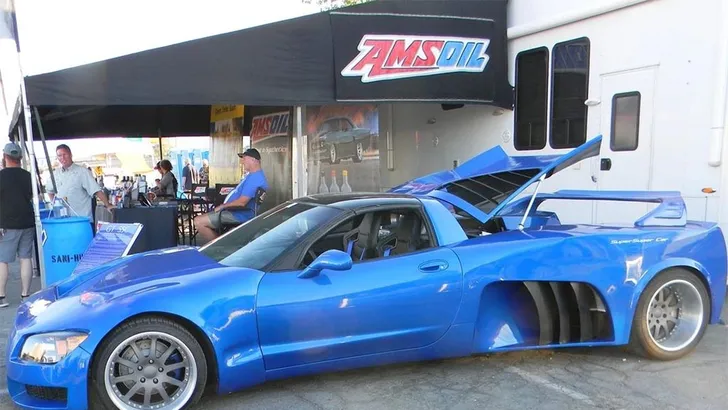 Deze 'Corvette' heeft twee flinke motoren in de staart