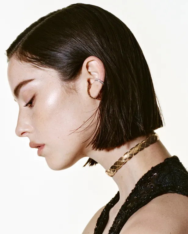 Gracie Abrams draagt de sieraden uit de COCO CRUSH-collectie