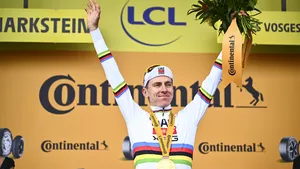 Tadej Pogacar op het podium van de etappe.