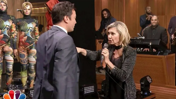 Olivia Newton-John zingt You're The One That I Want en het klinkt nét als vroeger