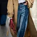 Vrouw in stijlvolle kleding met wijde denim aan.