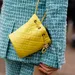 Vrouw met prachtige, opvallende bucket bag.