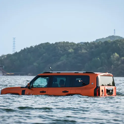 Deze gigantische Chinese SUV verandert met één druk op de knop in een speedboot