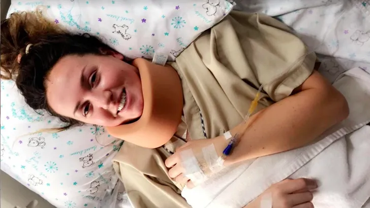 Backpacker breekt nekt door duik in zwembad Thailand