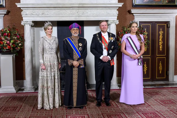 Koning-Willem-Alexander, koningin Máxima en prinses Amalia met de sultan van Oman voorafgaand aan het staatsbanket.