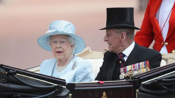 Zó troopt de Queen haar eigen colour!