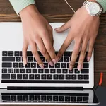 Een vrouw typende op een laptop