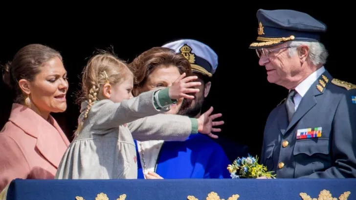 Zweden: prinses Estelle deelt dikke knuffel uit 