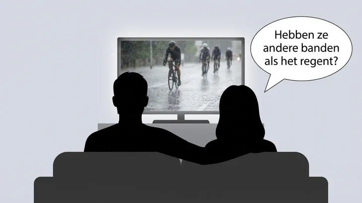 Een illustratie voor een wielerrubriek, waarop het silhouet van een man en een vrouw op de bank naar een regenachtige wielerkoers op tv kijkt, waarbij de vrouw via een tekstwolkje de vraag stelt: "Hebben ze andere banden als het regent?"