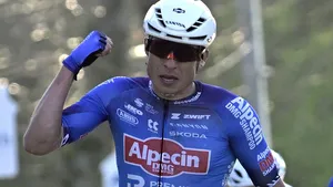 Jasper Philipsen heeft in Nokere Koerse laten zien klaar te zijn voor Milaan-Sanremo. In de sprint was hij overtuigend sneller dan Jordi Meeus en Sebastián Molano.