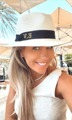 “Ik maakte mijn look af met de gepersonaliseerde Brigitte Monogram Straw Hat”