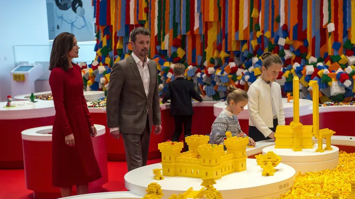 Deens kroonprinselijk paar Frederik en Mary bij opening Lego Huis