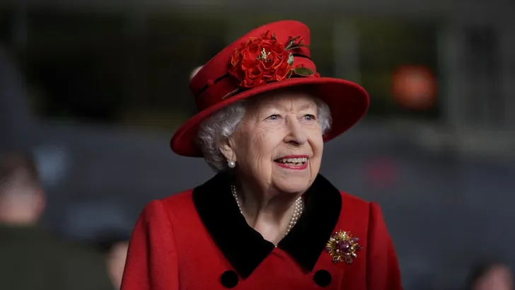 Queen Elizabeth schakelt tandje bij