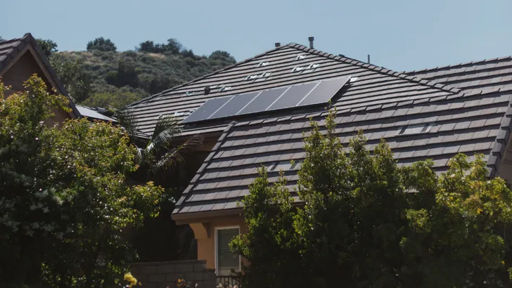 Hoeveel zonnepanelen zijn nodig om een huis van elektriciteit te voorzien?