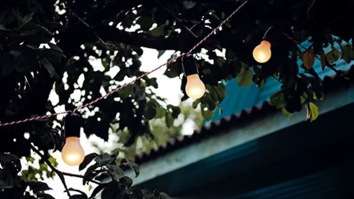 Laat je tuin twinkelen deze zomer: 8 manieren om sfeervolle verlichting toe te voegen!