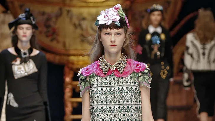 Trend alert! Opvallende haaraccessoires bij Dolce & Gabbana