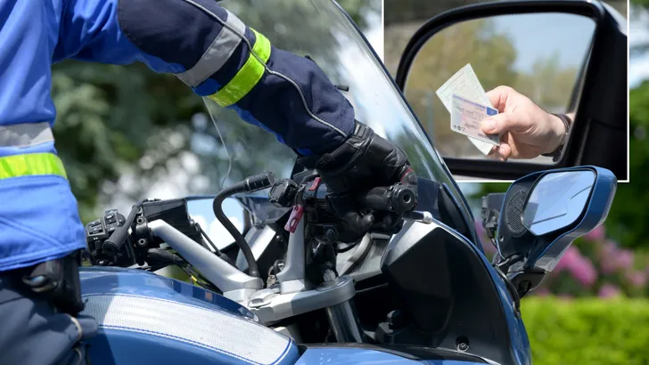 Een geüniformeerde agent bij een politiemotor, met rechtsboven een inzet van een hand die via een autoraam een rijbewijs overhandigt.