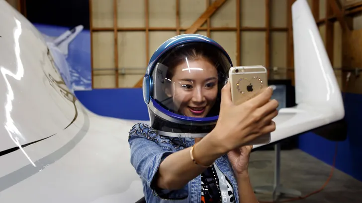 Vrouw maakt selfie met helm op