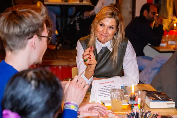 Koningin Máxima in een outfit van Massimo Dutti tijdens haar bezoek aan de The Offline Club