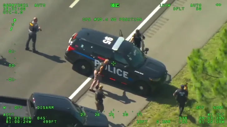 Florida Man speelt GTA na: jat twee politieauto's