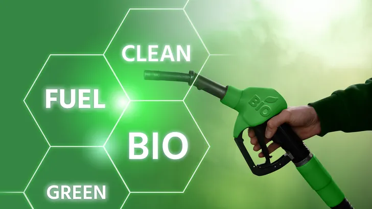 Alternatieve brandstoffen als E-Fuels en HVO100 zijn te inefficiënt om verbrandingsmotor te redden