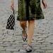 Vrouw met stijlvolle tas in haar hand.