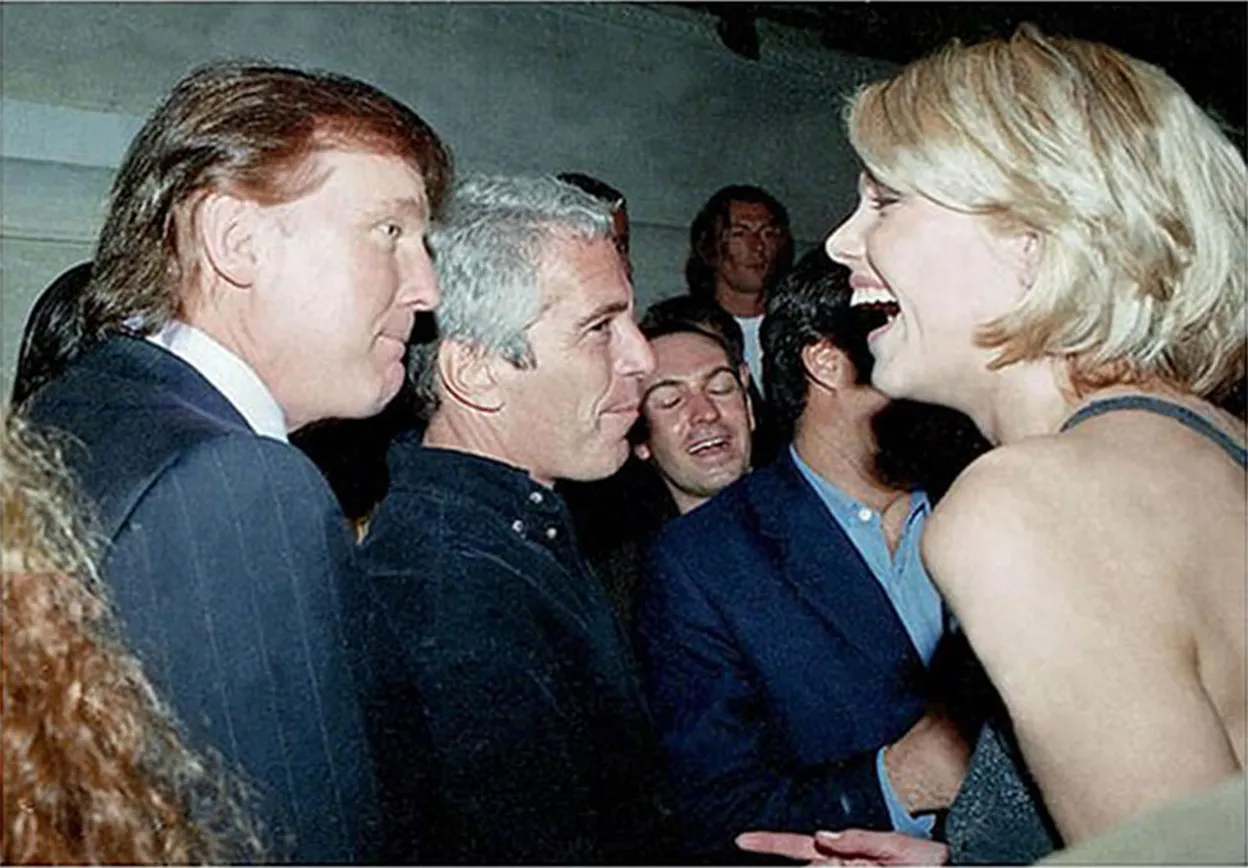Foto van Donald Trump en Jeffrey Epstein. Begin dit jaar kwam naar buiten dat prinses Mette-Marit goed bevriend was met Epstein en dat haar naam honderden keren voorkwam in de Epstein Files.