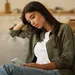 Vrouw kijkt teleurgesteld op telefoon - geghost