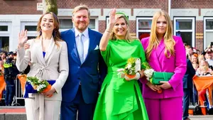 Ariane, Willem-Alexander, Máxima en Amalia geposeerd op Koningsdag