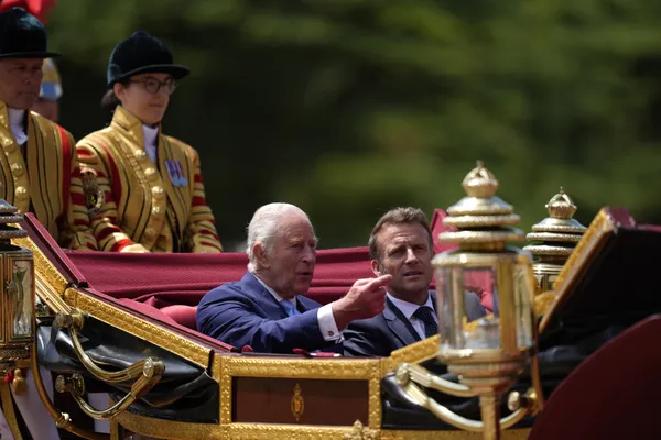 Koning Charles en Emmanuel Macron praatten honderduit tijdens de rit.