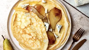 Hartige pannenkoeken met peer en blauwe kaas
