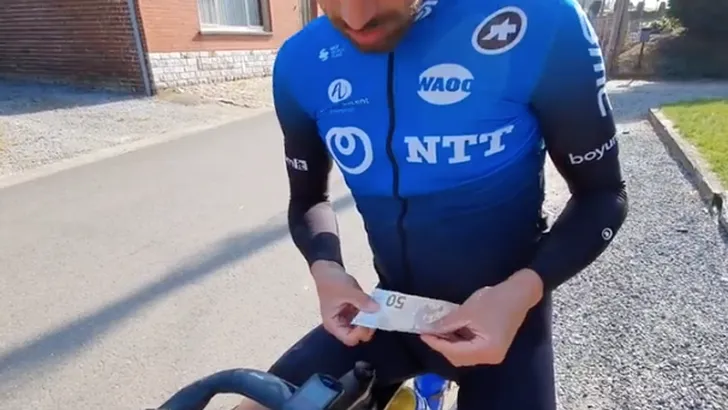 VIDEO | Victor Campenaerts beloont wielertoerist met 50 euro