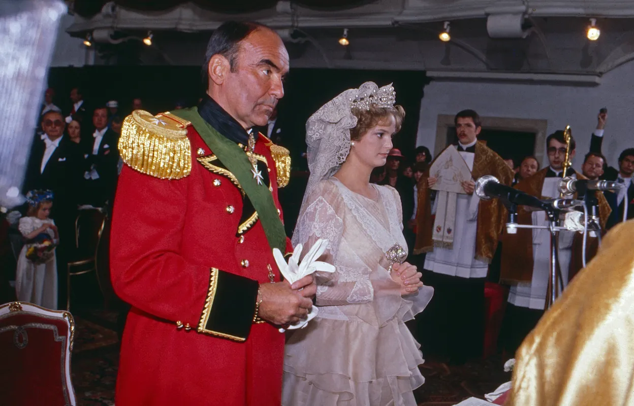 Gestolen tiara keizerin Eugénie: Gloria von Thurn und Taxis draagt de tiara bij haar huwelijk met prins Albert von Thurn und Taxis.