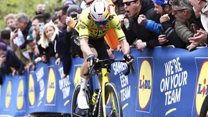 Het leek erop dat Wout van Aert en Mathieu van der Poel weer eens zouden gaan sprinten om een grote zege, maar de Nederlander trok uiteindelijk de kaart Jasper Philipsen.