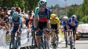 Paul Seixas centraal in beeld komt over de finish in een rit in de Tour Auvergne.